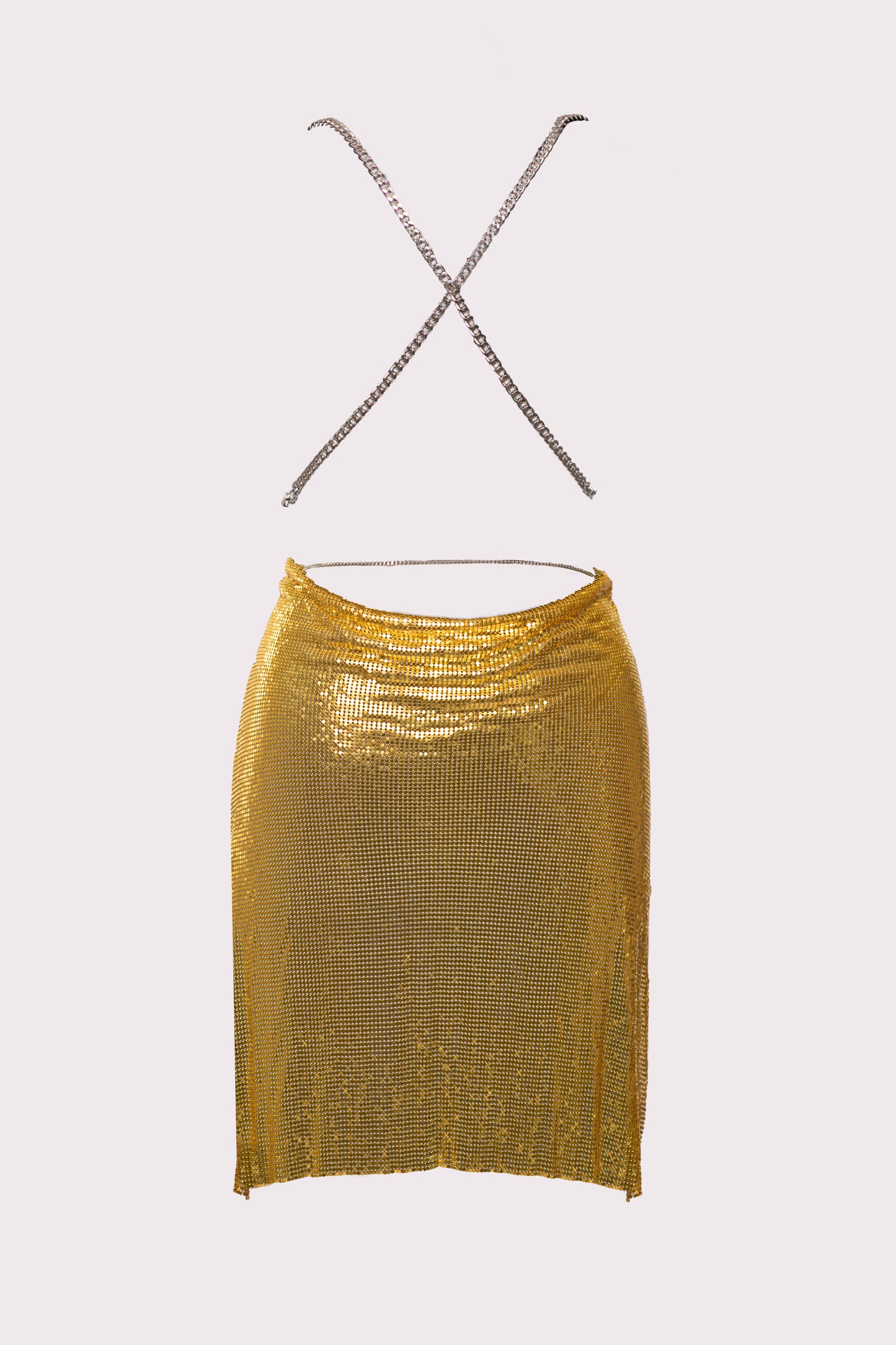 vestito in maglia metallica color oro con catene
