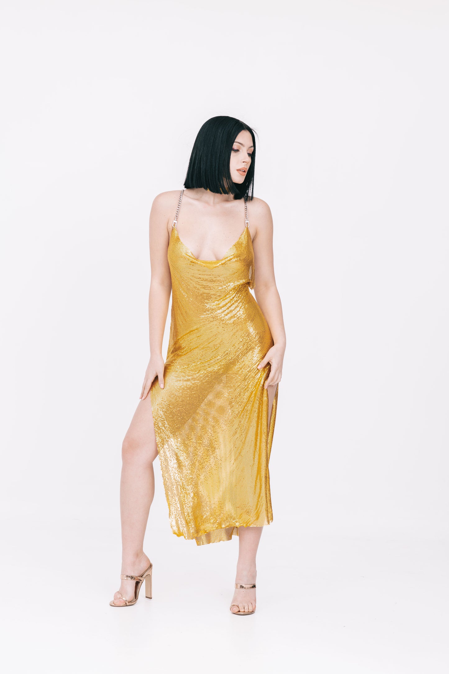 vestito lungo in maglia metallica color oro con scollatura profonda sulla schiena