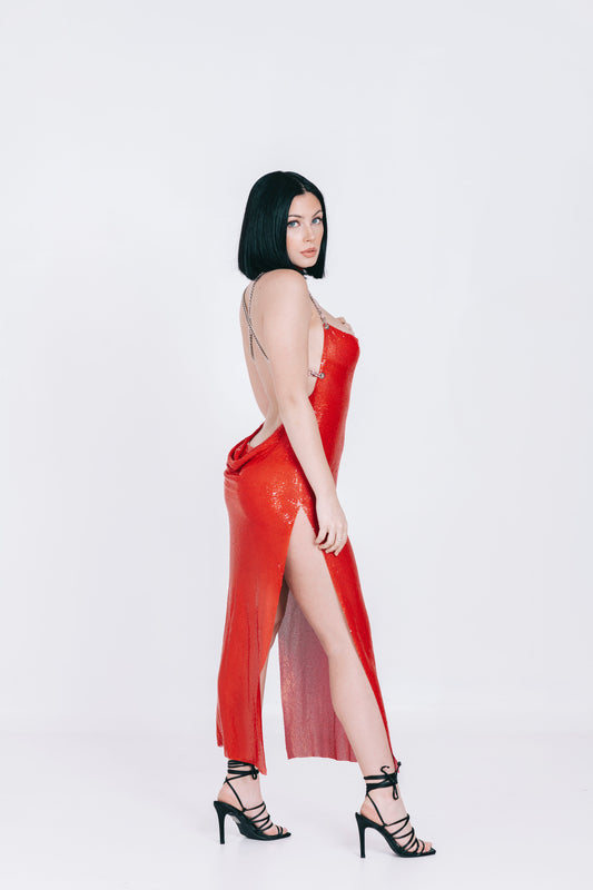 vestito rosso lungo in maglia metallica con scollo profondo sulla schiena